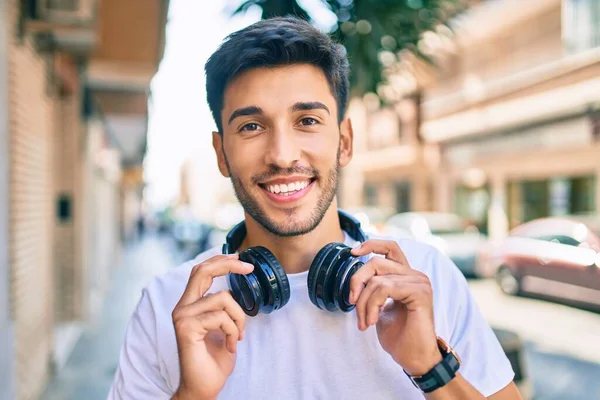 Junger Lateinischer Mann Lächelt Glücklich Und Hört Musik Über Kopfhörer — Stockfoto