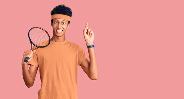 Jovem Afro Americano Jogando Tênis Segurando Raquete Surpreso Com Uma — Fotografia de Stock