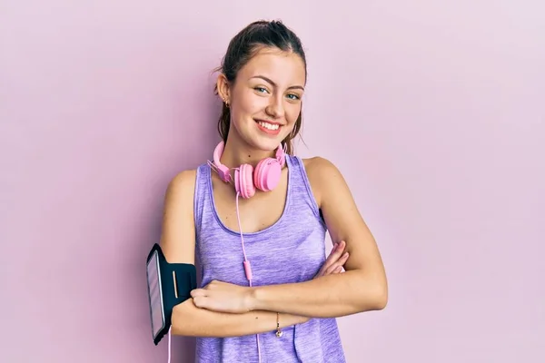 Mujer Morena Joven Con Ropa Deportiva Auriculares Cara Feliz Sonriendo — Foto de Stock