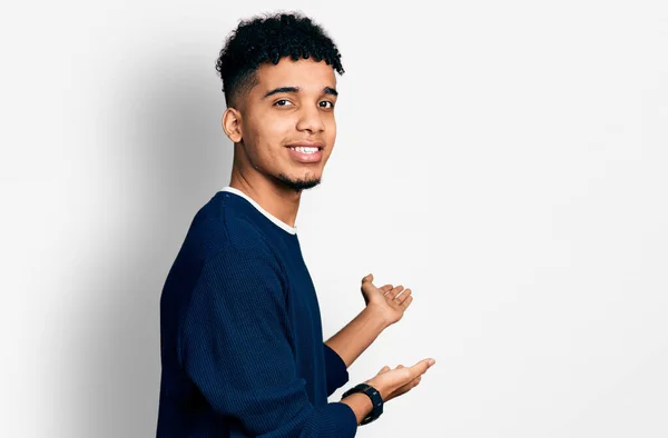 Junge Afrikanisch Amerikanische Mann Trägt Lässige Kleidung Einladend Lächelnd Natürlich — Stockfoto