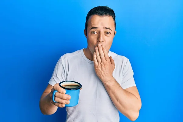 Yakışıklı Genç Adam Bir Fincan Kahve Içiyor Ağzını Eliyle Kapatıyor — Stok fotoğraf