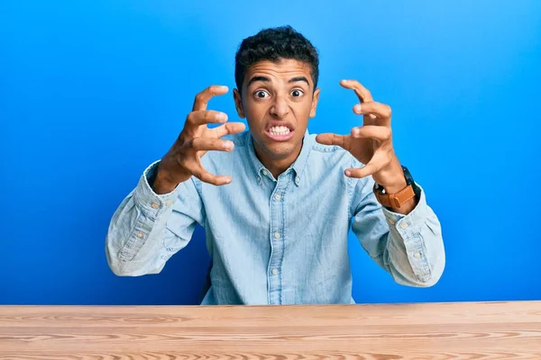 Jonge Knappe Afro Amerikaanse Man Casual Kleren Tafel Schreeuwend Gefrustreerd — Stockfoto