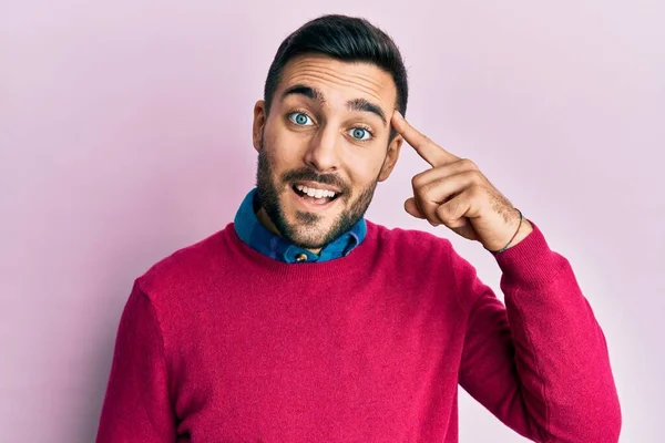 Joven Hombre Hispano Usando Ropa Casual Sonriendo Señalando Cabeza Con — Foto de Stock