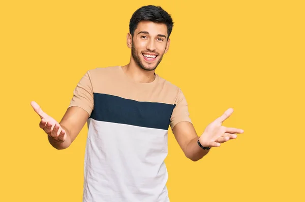 Jovem Homem Bonito Vestindo Roupas Casuais Sorrindo Alegre Oferecendo Mãos — Fotografia de Stock