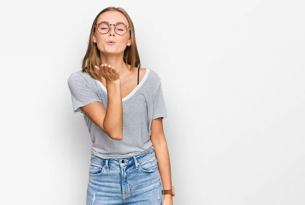 Linda Jovem Loira Vestindo Roupas Casuais Óculos Olhando Para Câmera — Fotografia de Stock