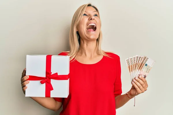 Middle Age Caucasian Woman Holding Gift South Korean Won Banknotes — Stock Photo, Image