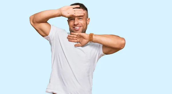 Hombre Musculoso Guapo Con Camiseta Blanca Casual Sonriendo Alegre Jugando —  Fotos de Stock