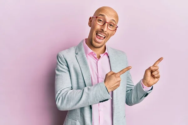 Homem Careca Com Barba Vestindo Roupas Negócios Óculos Sorrindo Olhando — Fotografia de Stock