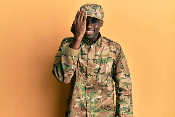 Mladý Africký Američan Armádní Uniformě Zakrývající Jedno Oko Rukou Sebevědomý — Stock fotografie