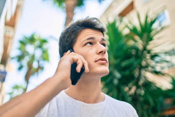 Jeune Homme Caucasien Avec Une Expression Sérieuse Parler Sur Smartphone — Photo