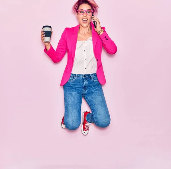 Young Beautiful Businesswoman Pink Short Hair Wearing Glasses Smiling Happy — Stock Photo, Image
