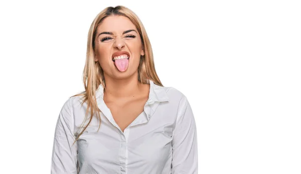 Mujer Caucásica Joven Que Usa Ropa Casual Que Saca Lengua —  Fotos de Stock