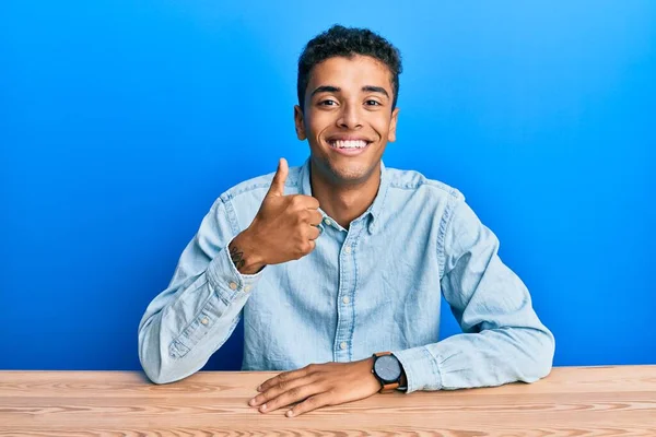 Ung Stilig Afrikansk Amerikan Klädd Vardagskläder Som Sitter Bordet Och — Stockfoto