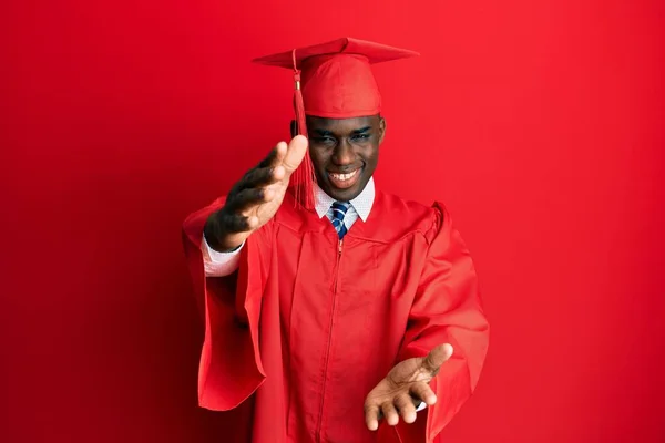 Jonge Afro Amerikaanse Man Met Afstudeerpet Ceremonieel Gewaad Kijkend Naar — Stockfoto