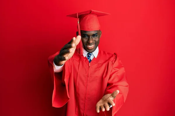 Jovem Afro Americano Vestindo Boné Formatura Roupão Cerimônia Olhando Para — Fotografia de Stock