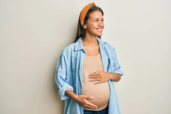 Güzel Spanyol Bir Kadın Bebek Bekliyor Hamile Karnına Dokunuyor Yüzünde — Stok fotoğraf