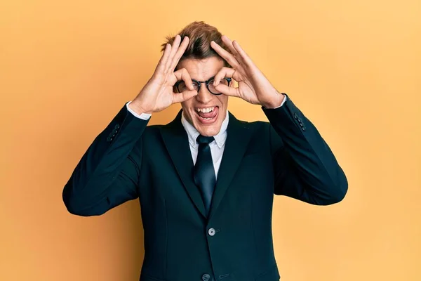 Handsome Caucasian Man Wearing Business Suit Tie Doing Gesture Binoculars — Stock fotografie