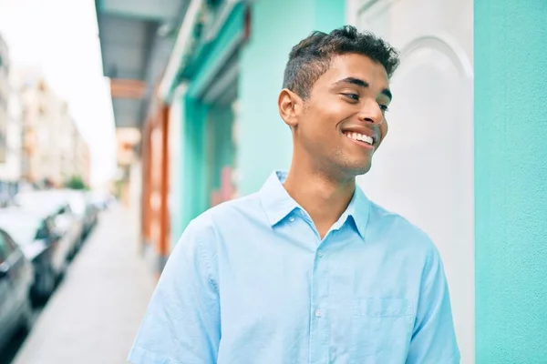 Νεαρός Λατίνος Χαμογελά Ευτυχισμένος Περπατώντας Στην Πόλη — Φωτογραφία Αρχείου
