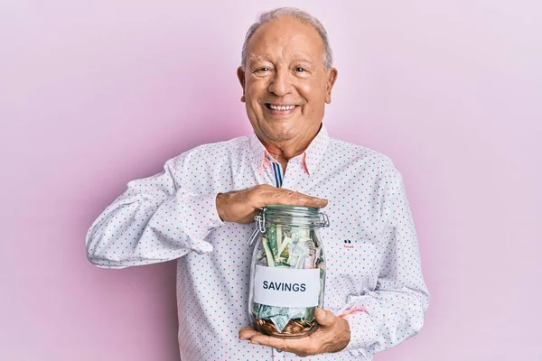Senior Kaukasische Man Met Een Pot Vol Spaargeld Glimlachend Met — Stockfoto