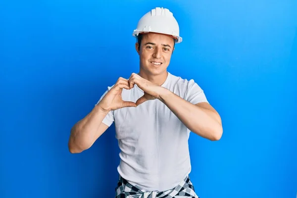 Bello Giovane Uomo Che Indossa Uniforme Costruttore Hardhat Sorridente Amore — Foto Stock