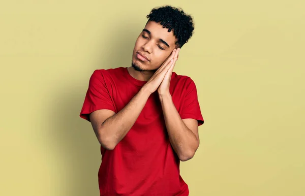 Fiatal Afro Amerikai Férfi Alkalmi Piros Pólóban Alszik Fáradt Álmodozás — Stock Fotó