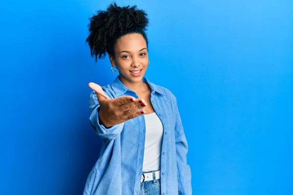 Giovane Ragazza Afroamericana Indossa Abiti Casual Sorridente Amichevole Offrendo Stretta — Foto Stock