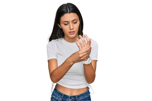 Junges Hispanisches Mädchen Trägt Lässiges Weißes Shirt Und Leidet Unter — Stockfoto