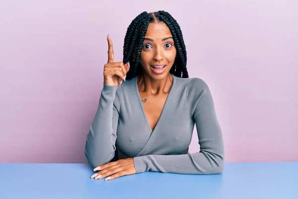 Mooie Latijns Amerikaanse Vrouw Casual Kleding Zittend Tafel Wijzend Met — Stockfoto