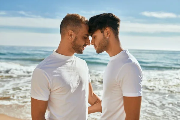 Romântico Jovem Gay Casal Praia — Fotografia de Stock