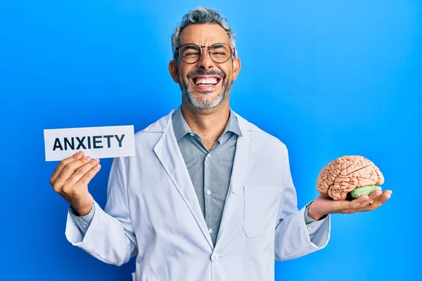Grauhaariger Mann Mittleren Alters Arztkittel Mit Einer Botschaft Über Gehirn — Stockfoto