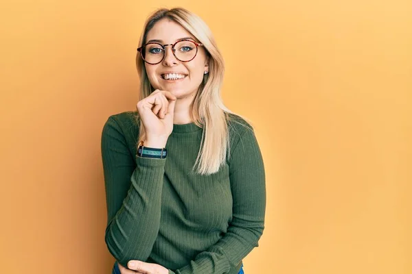 Young Caucasian Woman Wearing Casual Clothes Glasses Looking Confident Camera — Stock Photo, Image