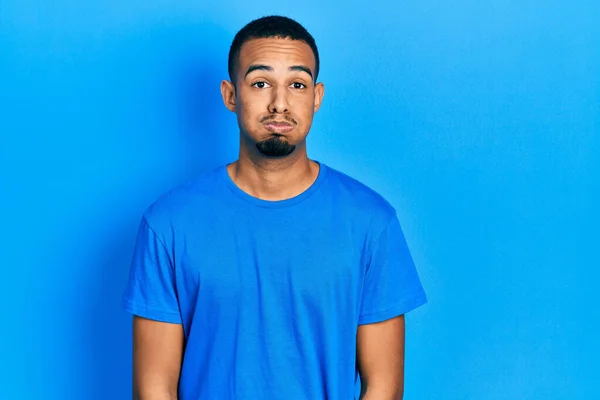 Junger Afrikanisch Amerikanischer Mann Lässigem Blauem Shirt Mit Wangen Und — Stockfoto