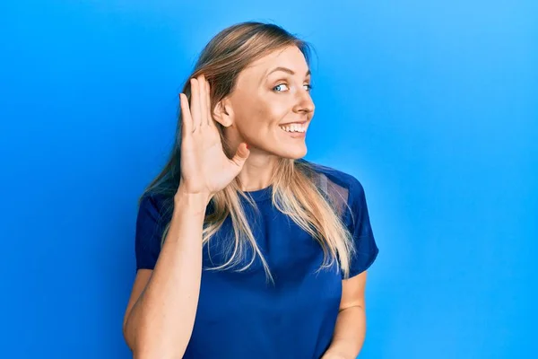 Mooie Blanke Vrouw Draagt Casual Blauw Shirt Glimlachend Met Hand — Stockfoto