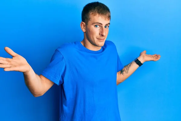 Junger Kaukasischer Mann Lässigem Blauem Shirt Ahnungslos Und Verwirrt Mit — Stockfoto
