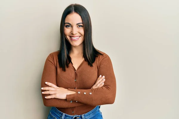 Jovem Morena Vestindo Roupas Casuais Rosto Feliz Sorrindo Com Braços — Fotografia de Stock