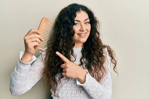 Young Brunette Woman Curly Hair Styling Hair Using Comb Smiling — Stockfoto