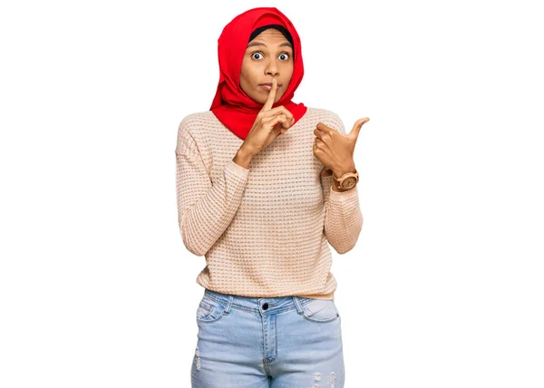 Jovem Afro Americana Vestindo Tradicional Lenço Islâmico Hijab Pedindo Para — Fotografia de Stock
