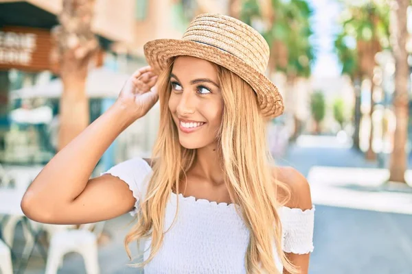 Junge Blonde Touristenmädchen Lächeln Glücklich Fuß Der Stadt — Stockfoto