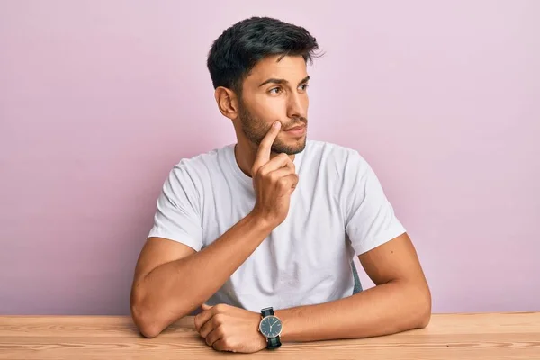 Joven Hombre Guapo Con Camiseta Blanca Casual Sentado Mesa Cara — Foto de Stock