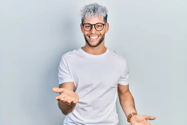 Modern Boyalı Saçlı Beyaz Tişörtlü Gözlüklü Neşeli Kolları Açık Gülümseyen — Stok fotoğraf