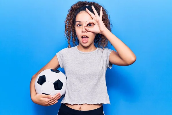 Hermosa Niña Con Pelo Rizado Sosteniendo Pelota Fútbol Sonriendo Feliz —  Fotos de Stock