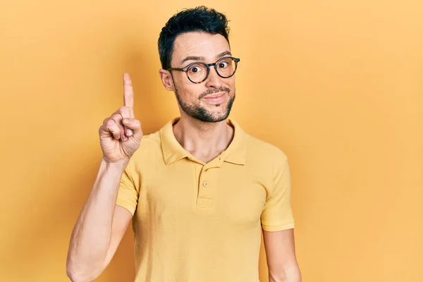 Junger Hispanischer Mann Lässiger Kleidung Und Brille Zeigt Mit Finger — Stockfoto