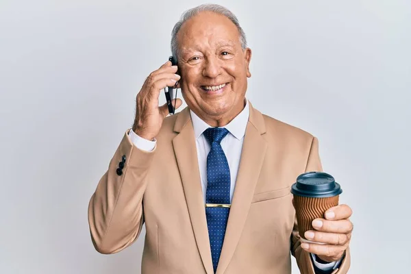 Senior Kaukasische Man Praten Smartphone Het Drinken Van Een Kopje — Stockfoto