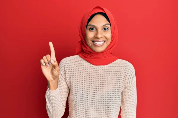 Młoda Afroamerykanka Tradycyjnym Islamskim Szaliku Uśmiecha Się Pomysłem Lub Pytaniem — Zdjęcie stockowe