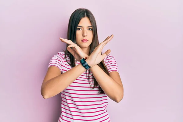 Mujer Morena Joven Que Usa Ropa Casual Sobre Expresión Rechazo — Foto de Stock