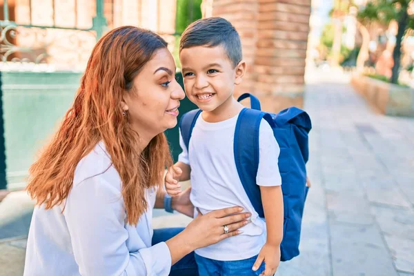 Adorable Estudiante Latino Mamá Caminando Por Ciudad —  Fotos de Stock