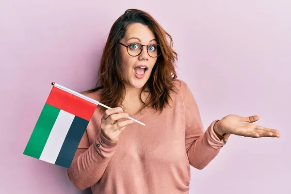 Jonge Blanke Vrouw Die Verenigde Arabieren Vasthoudt Straalt Vlag Uit — Stockfoto