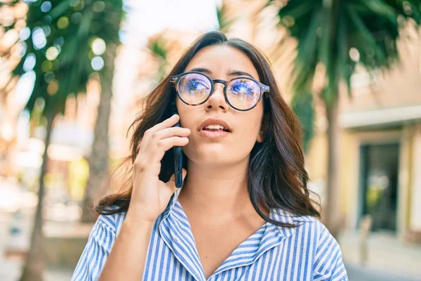 Joven Empresaria Hispana Con Expresión Preocupada Hablando Smartphone Ciudad — Foto de Stock