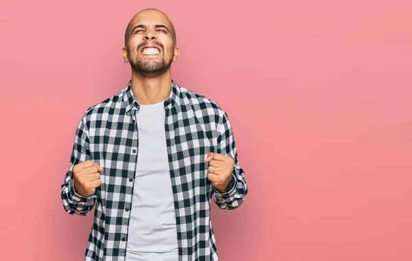 Hispanic Vuxen Man Bär Casual Kläder Mycket Glad Och Upphetsad — Stockfoto