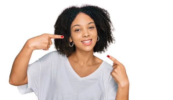 身穿休闲装的年轻的非洲裔美国女孩面带微笑 用手指和嘴指指点着对方 牙齿健康概念 — 图库照片